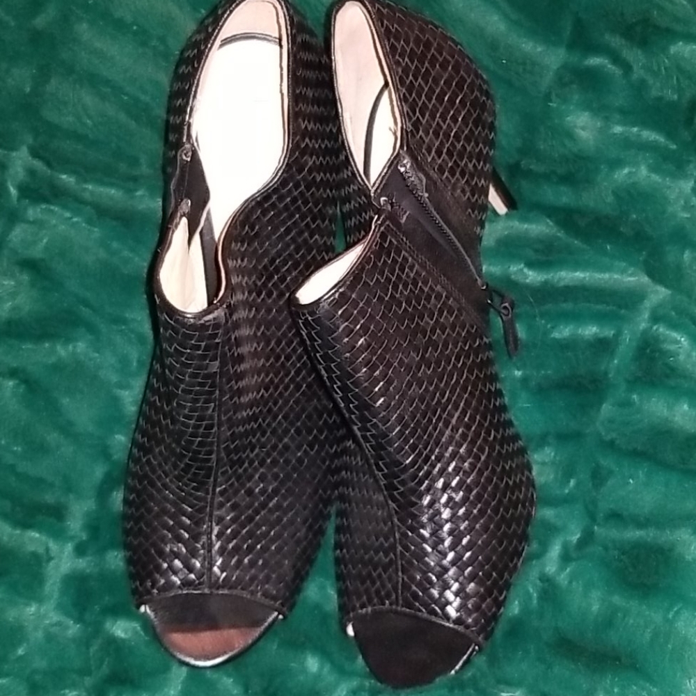 Cole HAAN size 8.5 .. black zip side